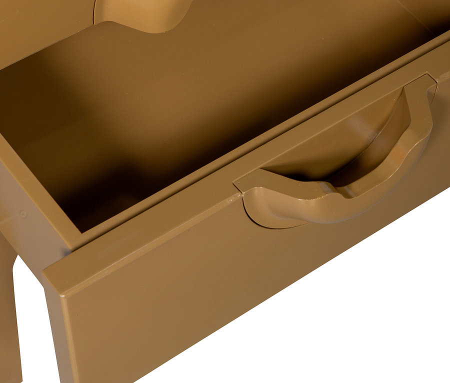 Detailaufnahme einer Schublade der gelben Woood Kommode »Merge«.