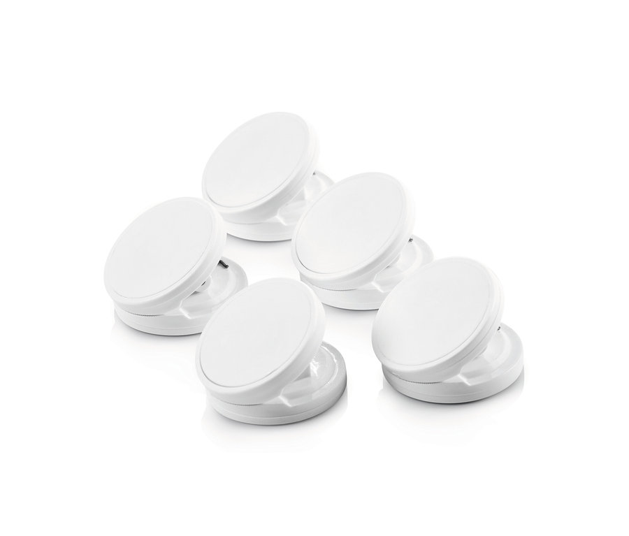 Sechs weiße Hemden-und-Blusenbügler liegen auf einem weißen Hintergrund.