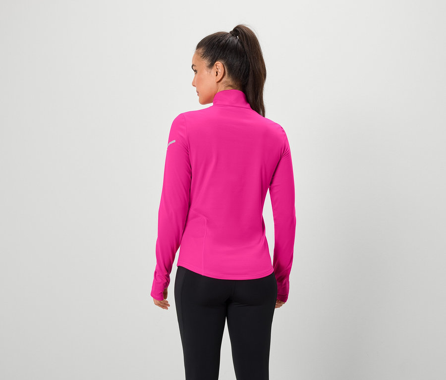 Frau mit dem Rücken zur Kamera trägt ein pinkes Langarmshirt und schwarze Leggings.