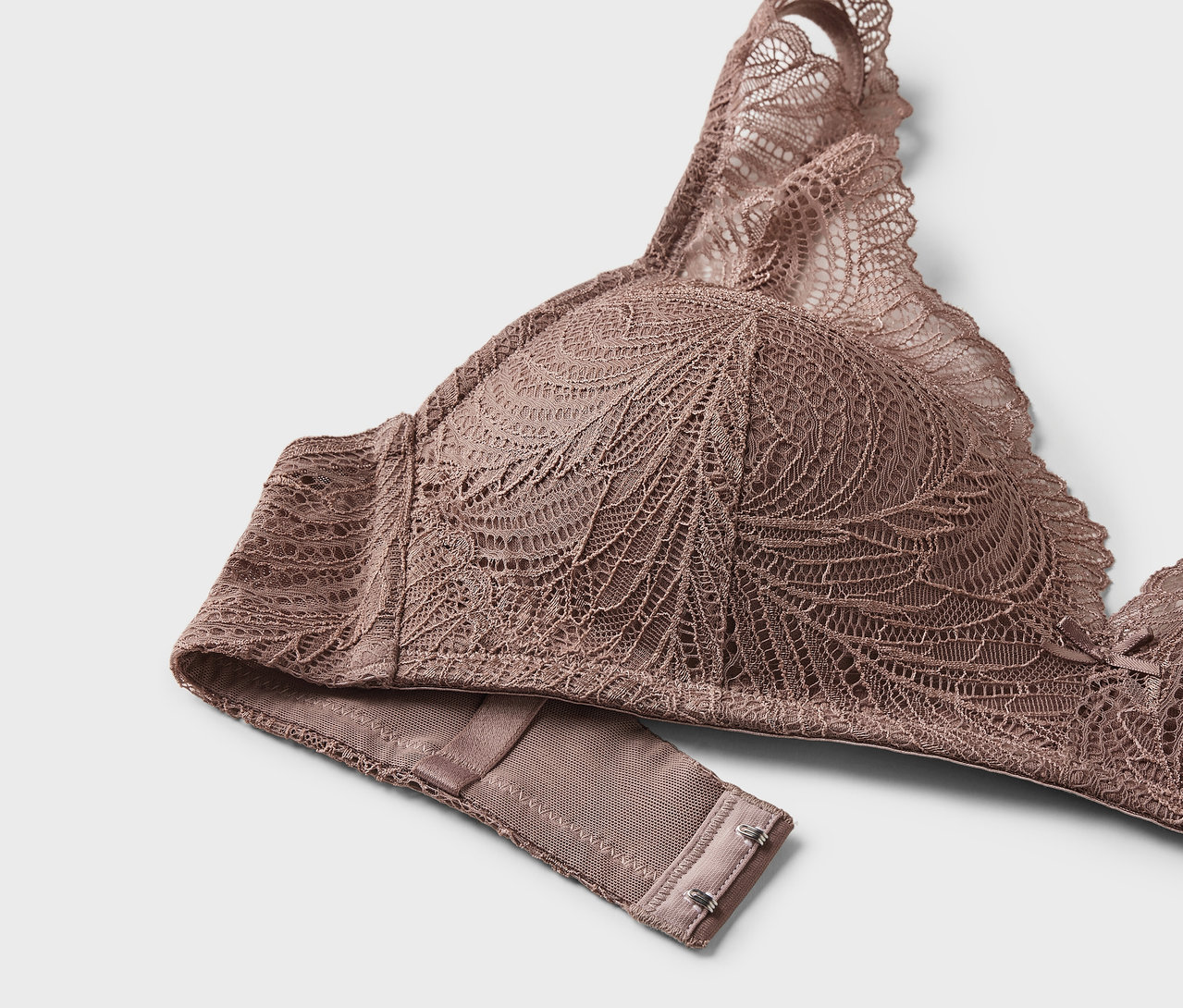 Detailaufnahme eines braunen Spitzen-BHs.