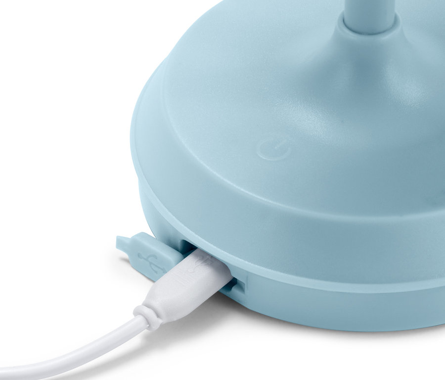 Detail einer blauen LED-Akku-Leuchte mit einem weißen USB-Kabel, das in den Anschluss gesteckt ist.