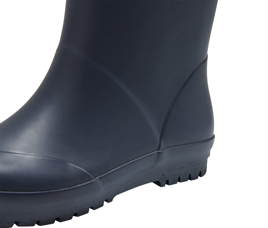Detailaufnahme eines marineblauen Gummistiefels.
