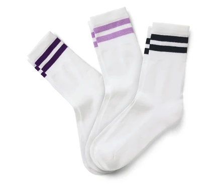 Drei Paar weiße Socken mit Streifen in Lila und Schwarz.
