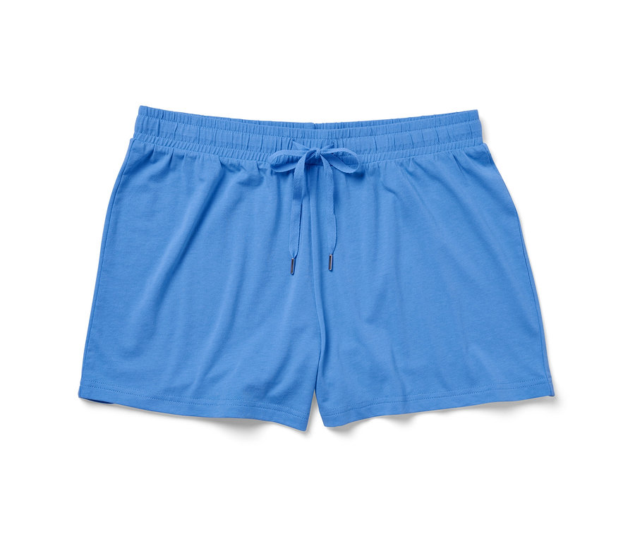 Blaue Shorts.