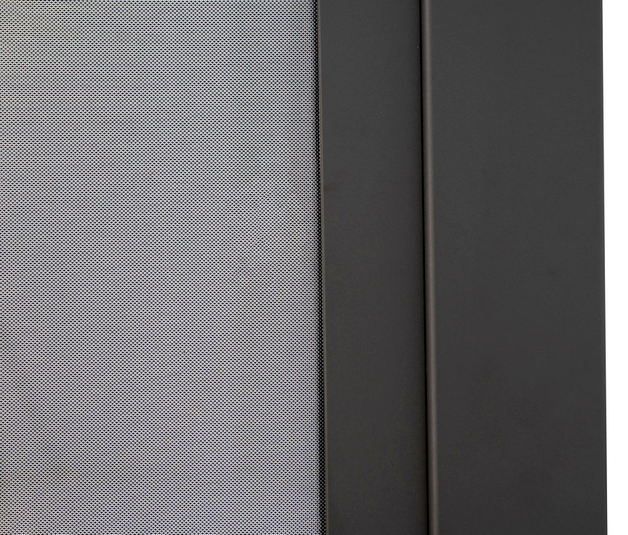 Detail einer Seitenwand der Leco Premium Pergola mit Holzdekor.