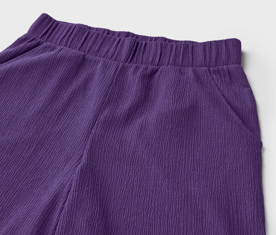 Detailansicht einer lila, strukturierte Palazzohose.