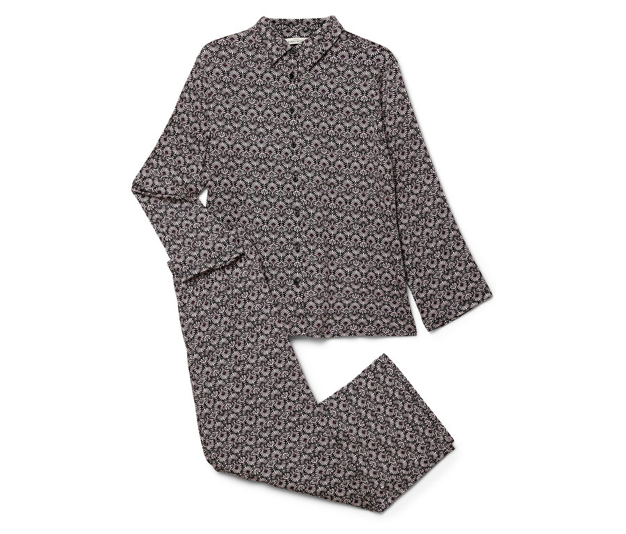 Ein Pyjama-Set mit langen Ärmeln und einer Hose mit Blumenmuster auf weißem Hintergrund.