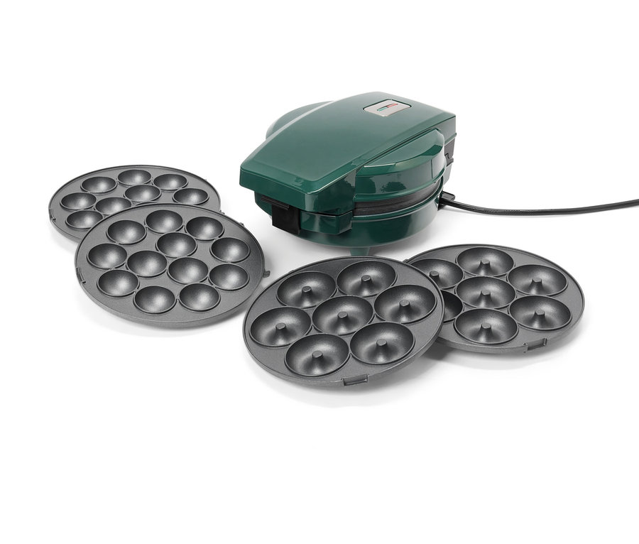 Ein grüner Krapfenmaker mit vier grauen, austauschbaren Krapfenplatten auf einem weißen Hintergrund.