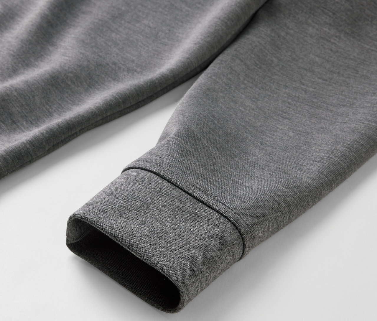 Detailansicht eines grau melierten Hoodies aus Modal-Mix.