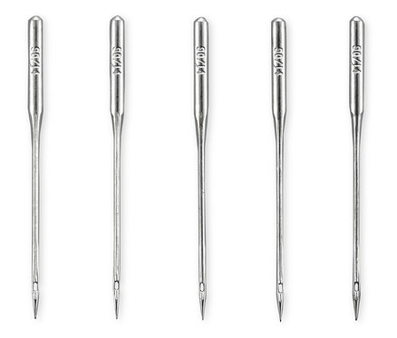 Fünf Nähmaschinennadeln, vertikal aufgereiht vor einem weißen Hintergrund.