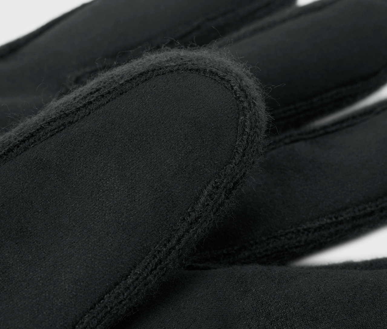 Detailaufnahme von schwarzen Handschuhen.