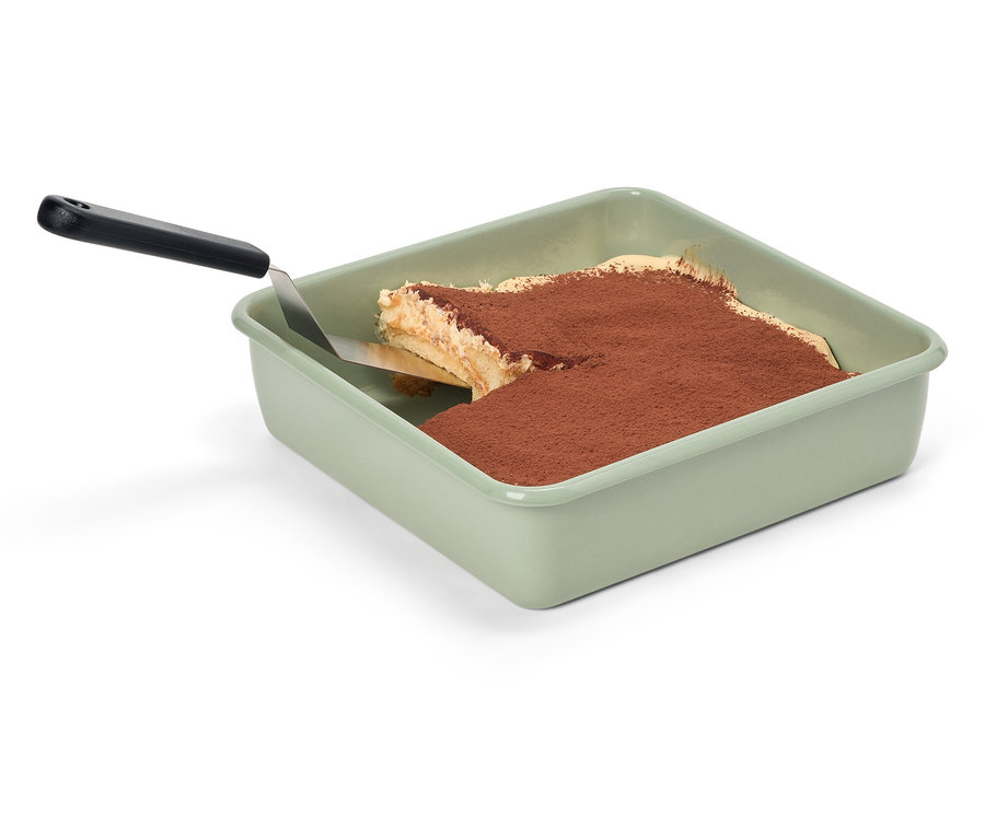 Grüne Auflaufform mit Tiramisu und einem Pfannenwender.