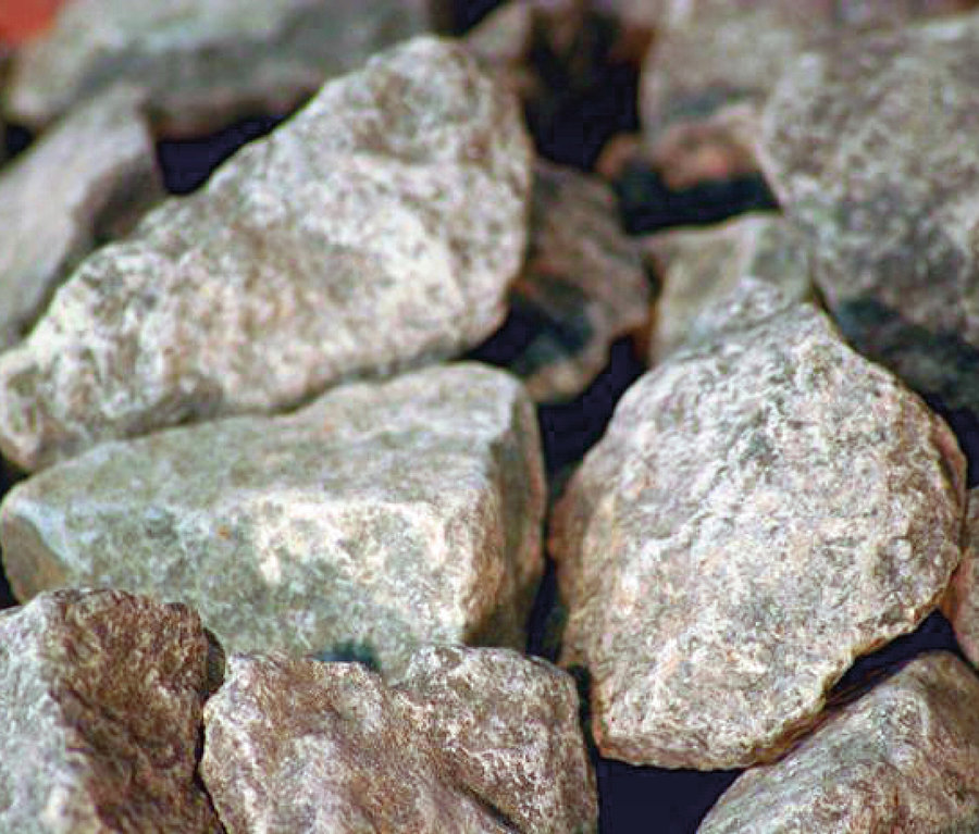 Nahaufnahme eines Haufens grauer Steine unterschiedlicher Größen und Formen.