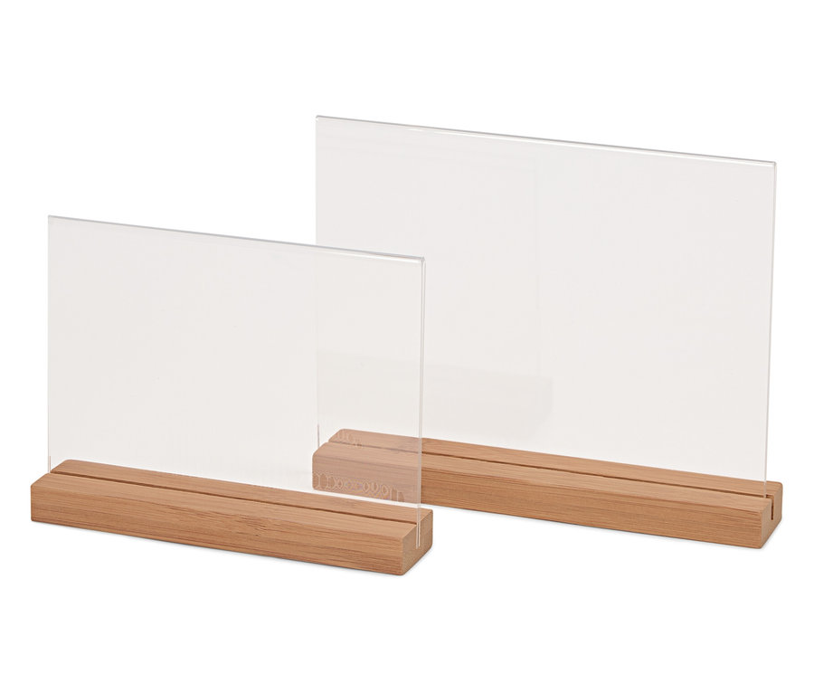 Zwei durchsichtige Acryl-Fotorahmen mit Holzsockeln.