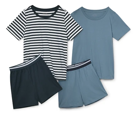 Zwei kurze Kinder-Pyjamas: ein gestreiftes und ein blaues Set.