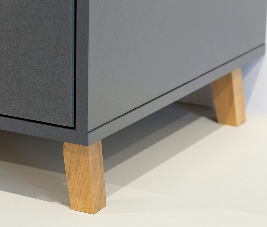 Detailansicht eines grauen Rauch Drehtürenschranks »Shinjo« mit 3 Türen und 2 Schubladen, stehend auf hellen Holzfüßen.