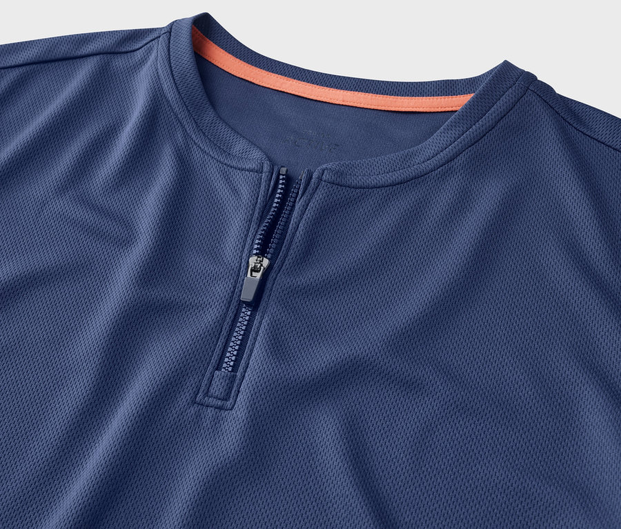 Detailansicht eines blauen Half-Zip-Sportshirts.
