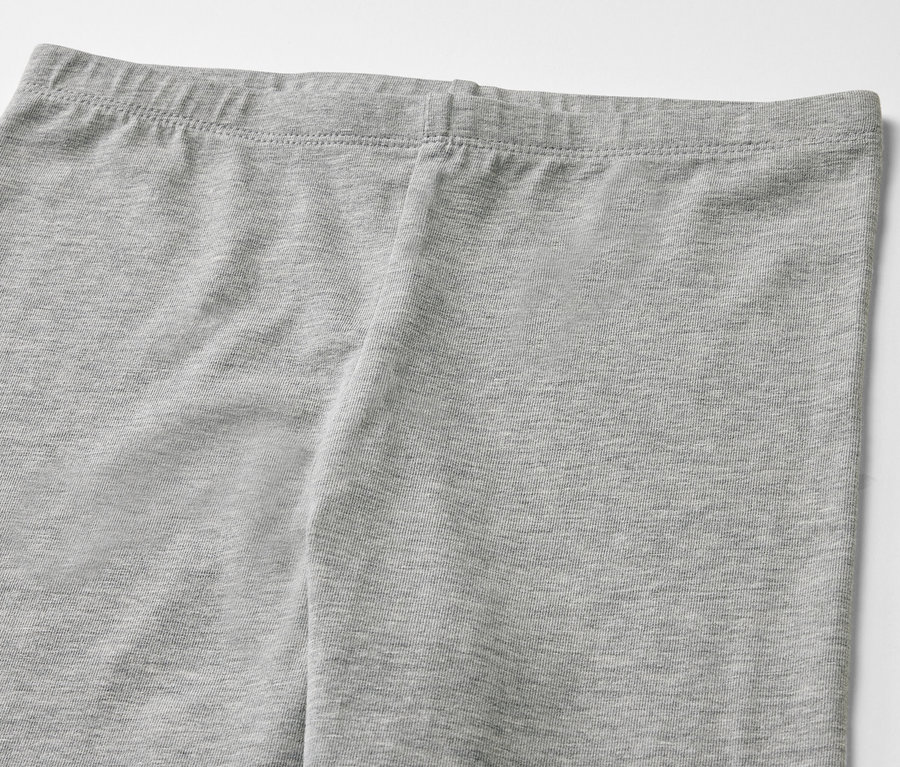 Detailaufnahme von grauen 3 Kinder-Leggings.