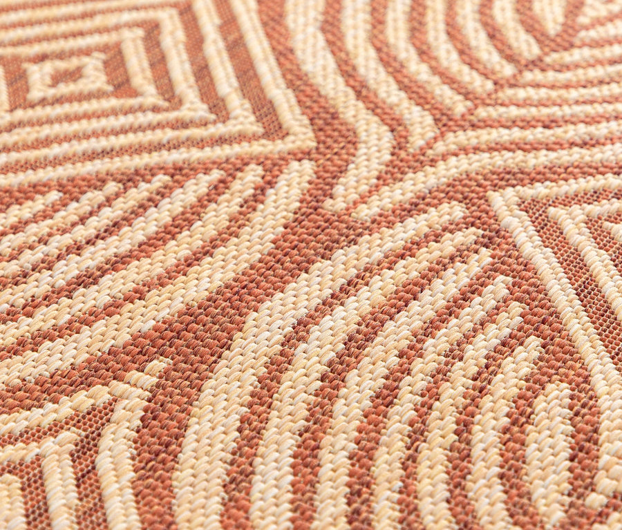 Nahaufnahme eines Teppichs »Eldorado« in Desert Bloom mit geometrischen Mustern.