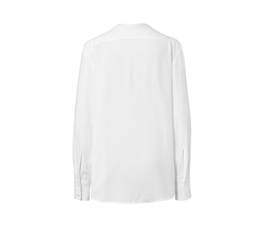 Detailansicht der Rückseite einer weißen Hemdbluse.