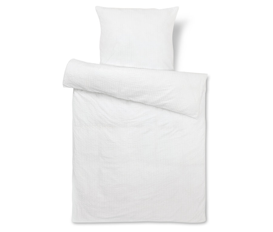 Weiße Bettwäsche mit Kissenbezug.