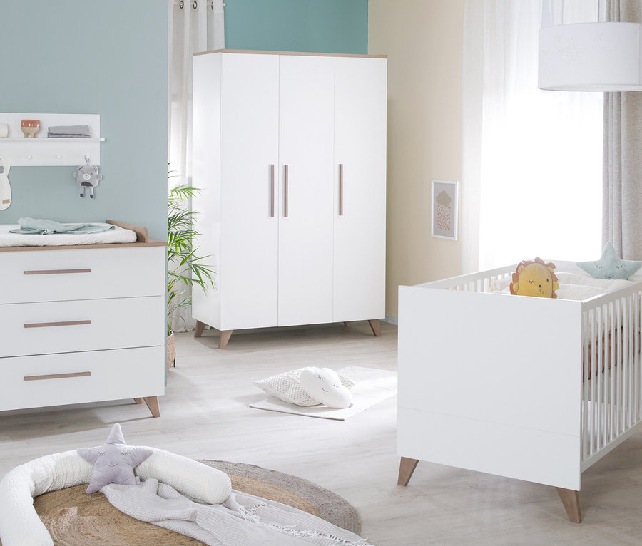 Ein Kinderzimmer mit weißen Möbeln und Akzenten in Holzoptik. Zu sehen ist unter anderem ein roba 3-türiger Kleiderschrank »Ole«.