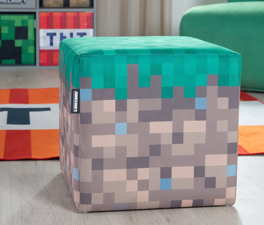 Ein Minecraft Sitzhocker steht auf dem Boden, im Hintergrund sind Minecraft-Möbel zu sehen.