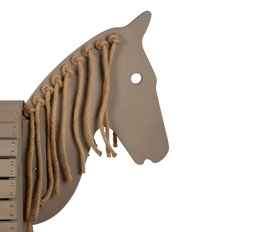 Detailansicht eines grauen Holzschaukelpferds mit einer Mähne aus Seil.