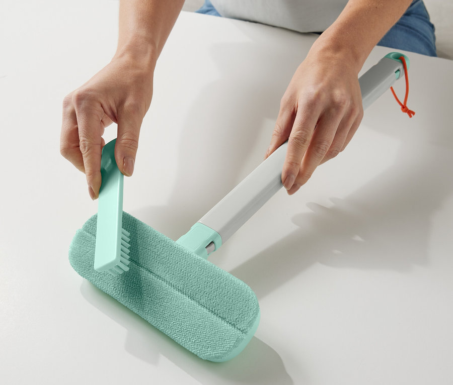 Hände halten einen 4-in-1-Textil-Sauberzauber.