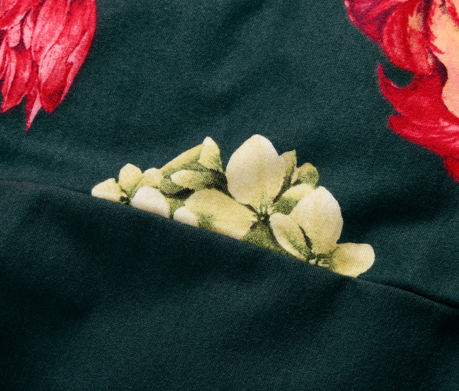 Detailansicht der grünen Biber-Bettwäsche in Normalgröße mit Blumenmuster.