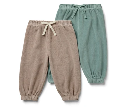 Zwei Kinder-Jogginghosen: eine beige und eine grüne.