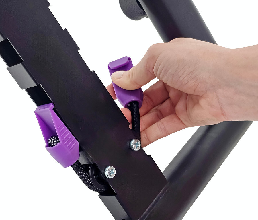 Nahaufnahme einer Hand, die einen lila Kordelstopper an einem schwarzen Metallrahmen befestigt.