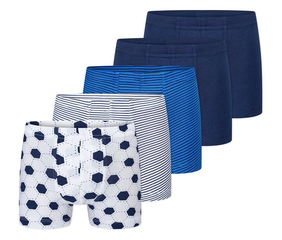 Vier Boxershorts in verschiedenen Designs sind gestapelt.