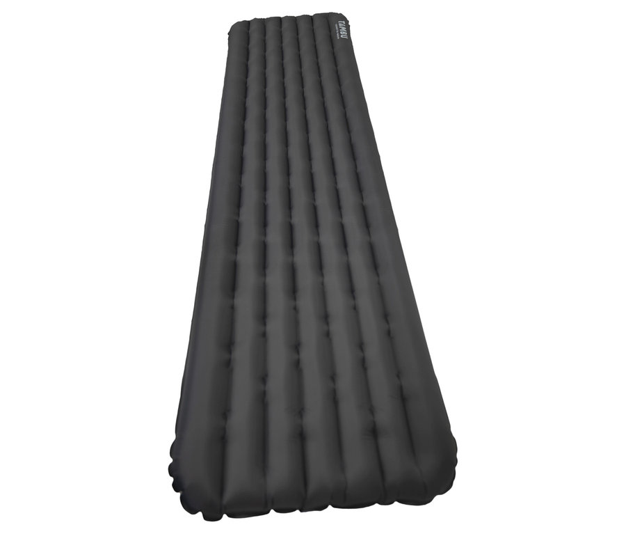 Die schwarze Tambu Isomatte »LANO LIGHT« liegt auf einem weißen Hintergrund.