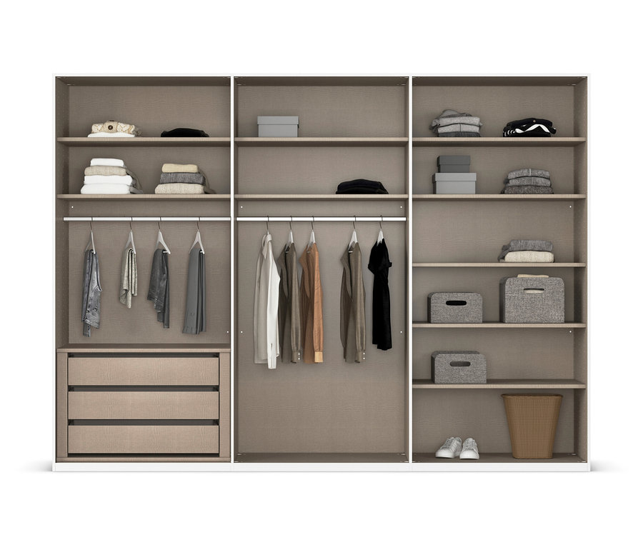 Offener Kleiderschrank mit Regalen, Schubladen und Kleiderstangen, gefüllt mit Kleidung, Boxen und einem Wäschekorb.