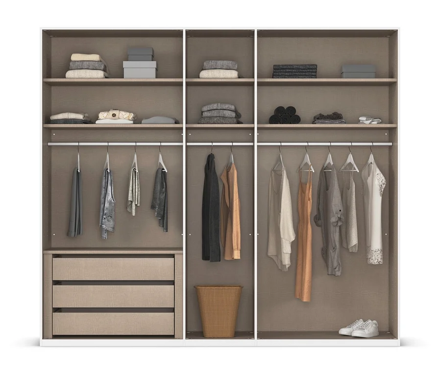 Offener Kleiderschrank mit Regalen, Schubladen, Kleiderstangen, Körben und Kleidung.