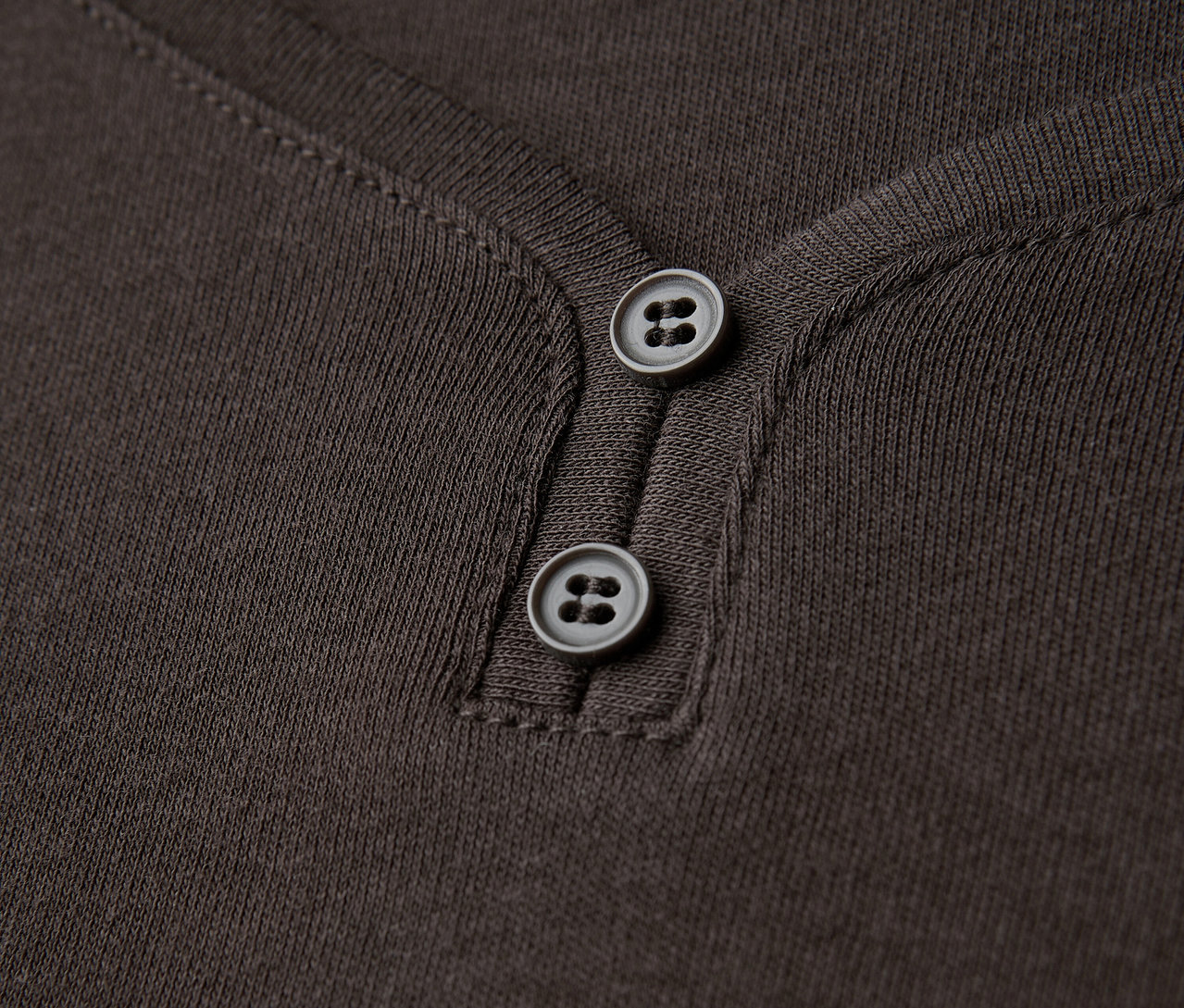 Nahaufnahme eines braunen Street One 3/4-Shirts mit Knopfdetail.