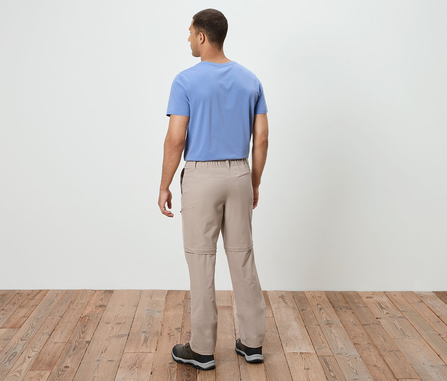 Mann von hinten in beigen Hosen und blauem T-Shirt