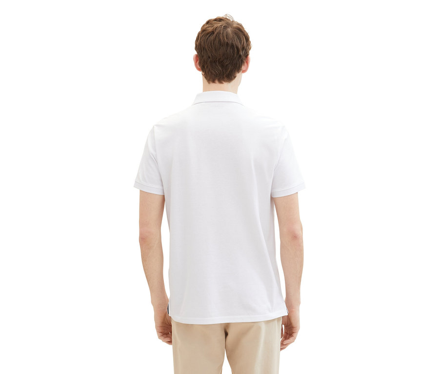 Mann von hinten mit weißem Tom Tailor Piqué Poloshirt und beiger Hose.