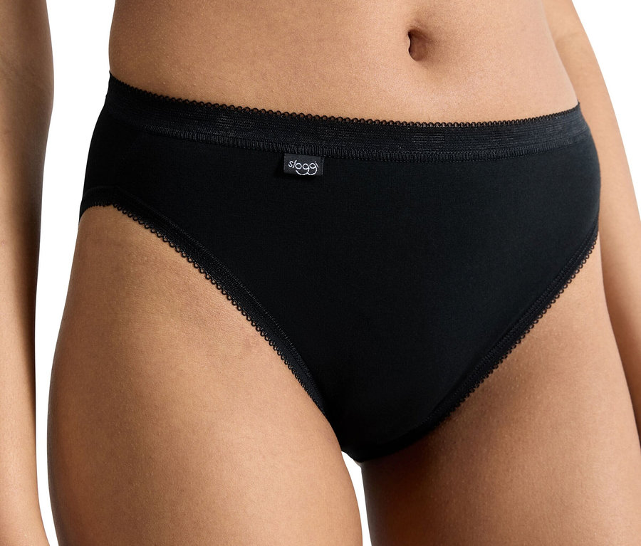 Nahaufnahme einer Frau, die schwarze Unterwäsche mit Spitzendetails trägt.