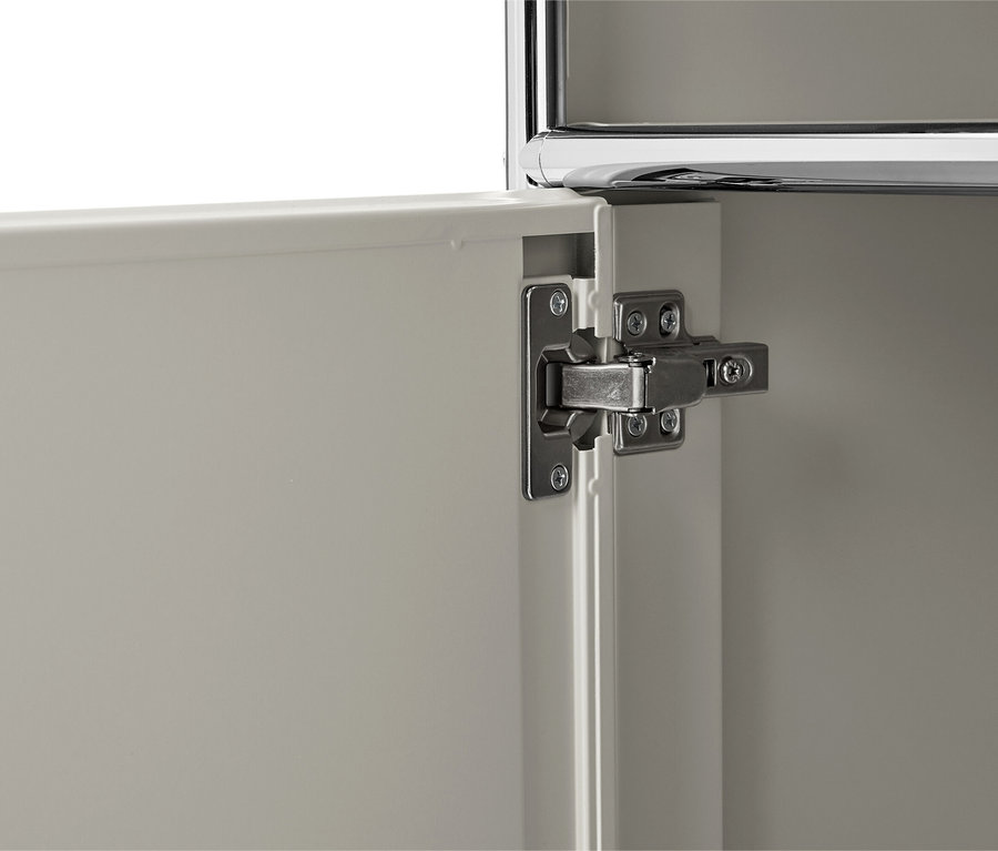 Nahaufnahme eines Schrankscharniers an einer grauen Schranktür.