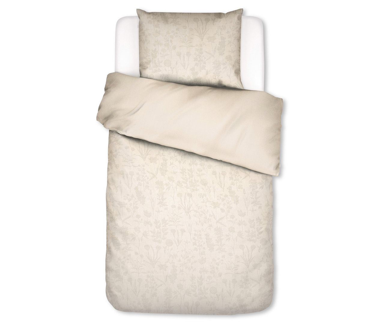Eine Essenza Bettwäsche «Maribel» in Normalgröße auf einem Einzelbett. Das Kopfkissen und der Bettbezug sind hellbeige mit einem dezenten Blumenmuster. Der obere Teil des Bettbezugs ist zurückgeschlagen und zeigt eine unifarbene hellbeige Unterseite.