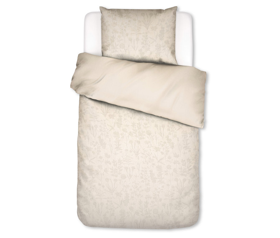 Eine Essenza Bettwäsche «Maribel» in Normalgröße auf einem Einzelbett. Das Kopfkissen und der Bettbezug sind hellbeige mit einem dezenten Blumenmuster. Der obere Teil des Bettbezugs ist zurückgeschlagen und zeigt eine unifarbene hellbeige Unterseite.