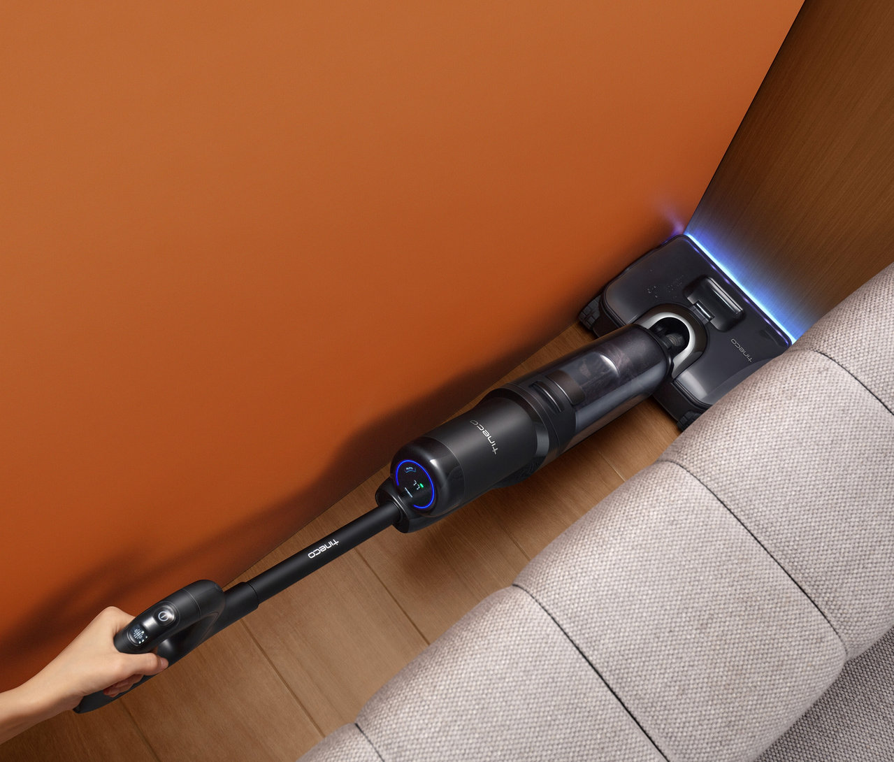 Person nutzt Tineco Nass-Trockensauger »S7 Stretch Steam Plus« an einer Wand.