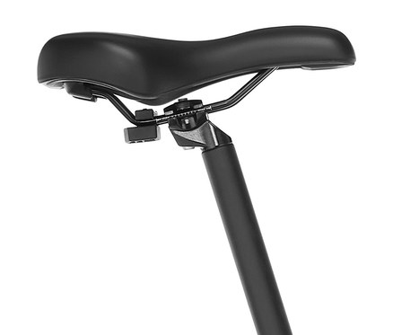 Nahaufnahme des schwarzen Sattels und der Sattelstütze eines Fischer Cita Agilo 2.0 Faltrads.