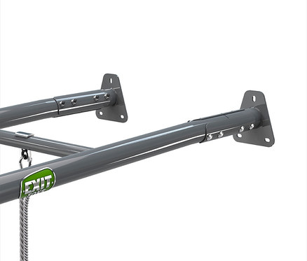 Graue Metallstangen sind mit Schrauben an einer Wand befestigt. An einer Stange hängt ein Seil mit der Aufschrift EXIT.