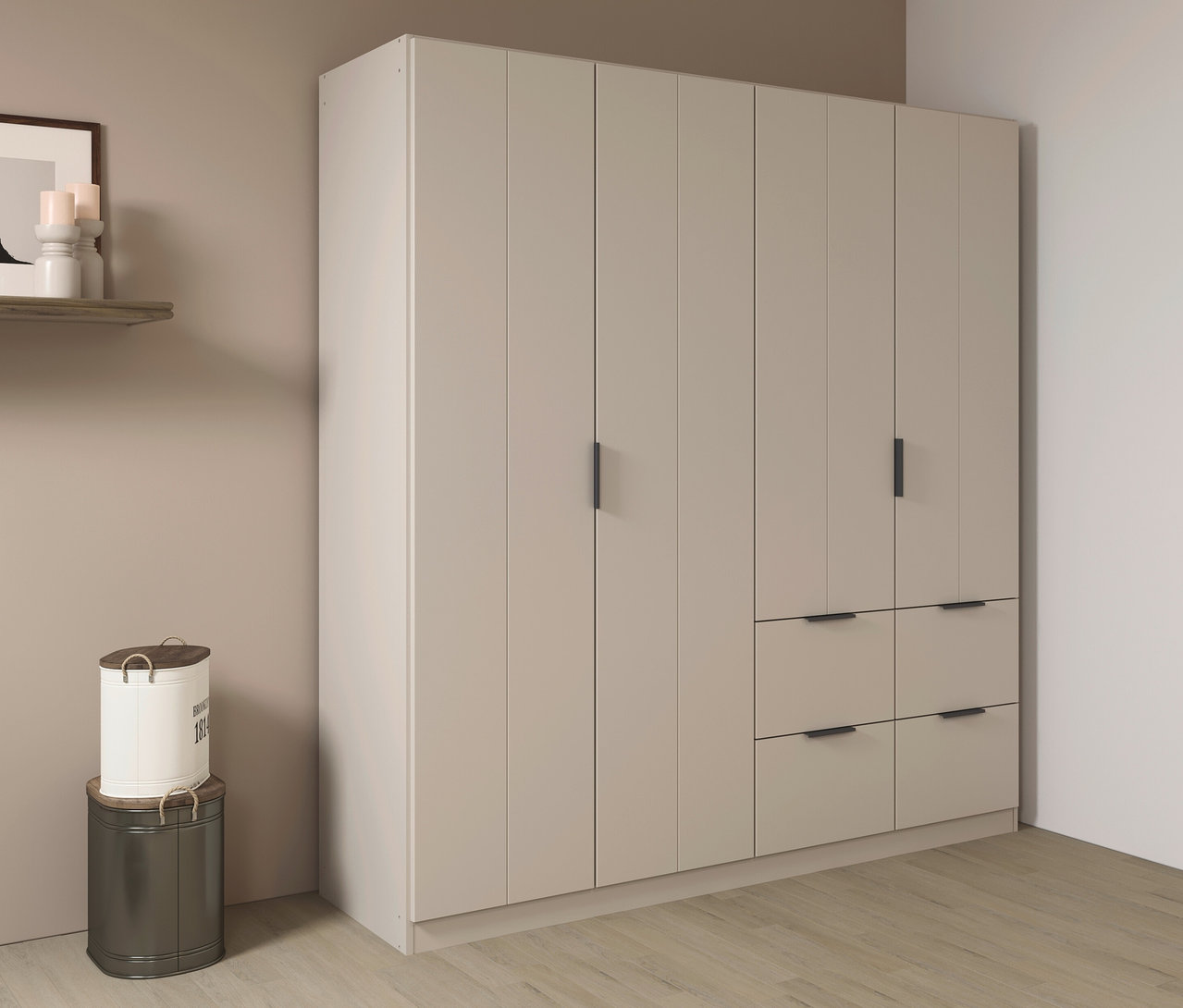 Beiger Kleiderschrank mit sechs Türen und sechs Schubladen. Dekoration mit Kerzen und zwei Behältern.