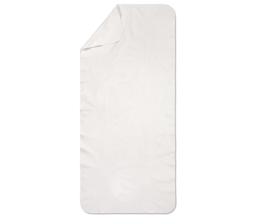 Ein weißes Handtuch liegt flach mit einer gefalteten Ecke oben links.