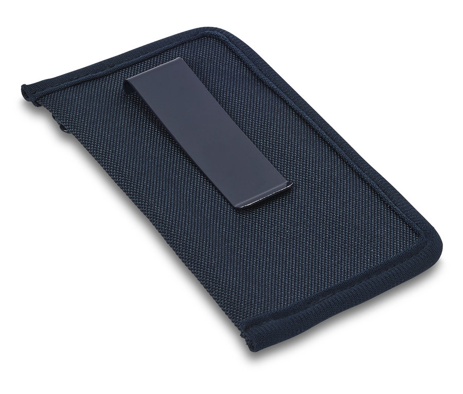 Nahaufnahme einer Sicherheits-Hosenbund-Geldbörse mit einem Clip auf blauem Stoff.