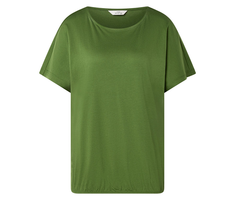 Ein grünes T-Shirt liegt auf einem weißen Hintergrund.